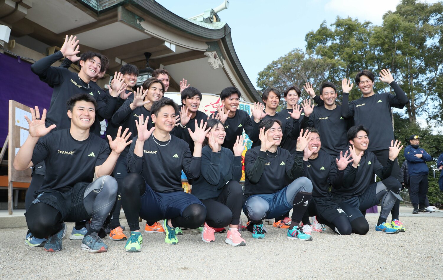 「チーム和田」今年1月の自主トレでの集合写真。ハードなトレーニングをこなすベテラン左腕の姿から本前(後列右から6人目）は沢山のことを学んだ　©︎SANKEI SHIMBUN