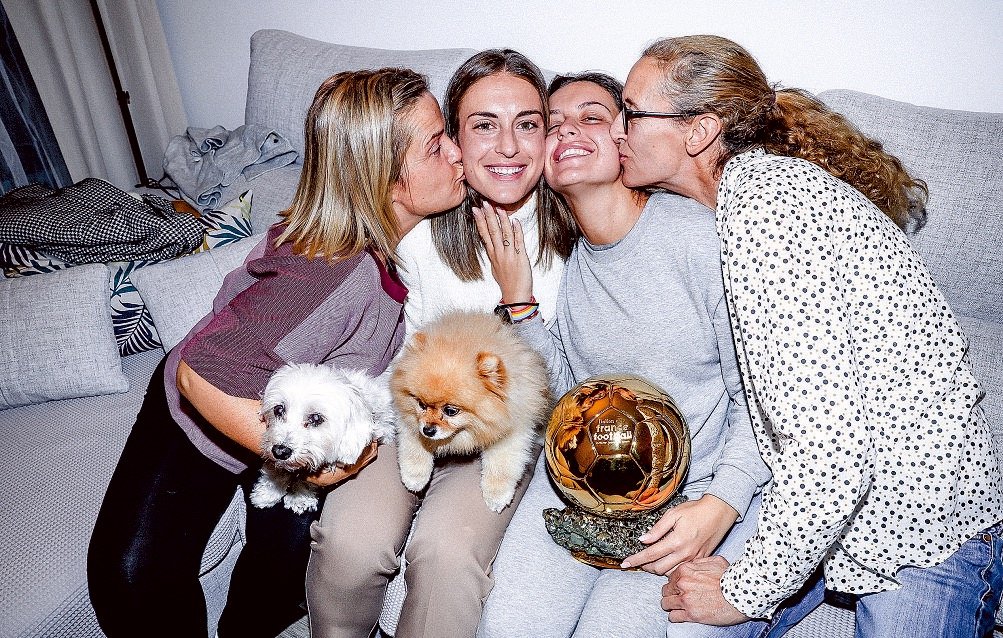 幸せな家族写真。左から母親、姉、プテラス、叔母。姉とプテラスはよく似ている　©L’Équipe