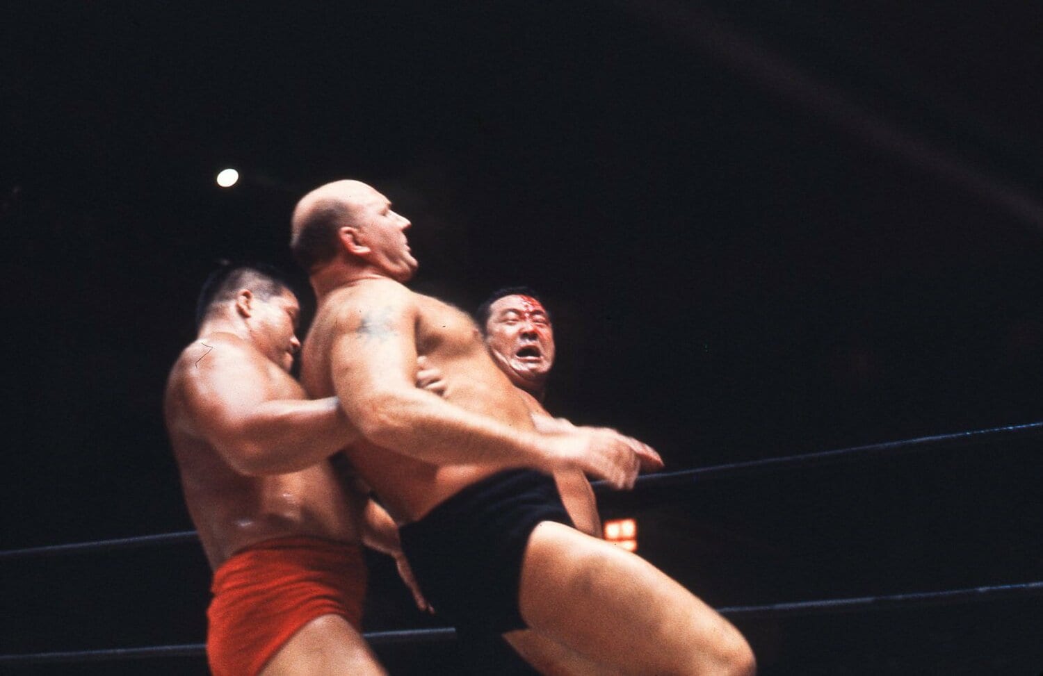 写真は1961年、力道山（右）とタッグを組んでいた頃。力道山の死後、豊登（左）は転落していく　©AFLO