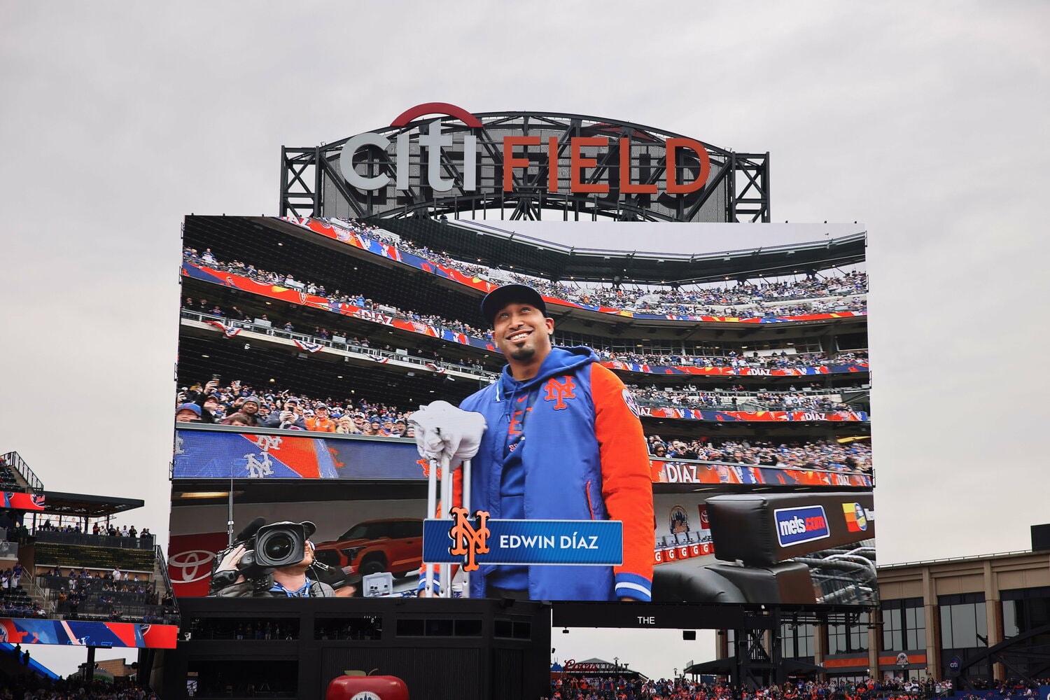 メッツの開幕戦。球場に姿を見せたディアス ©Getty Images