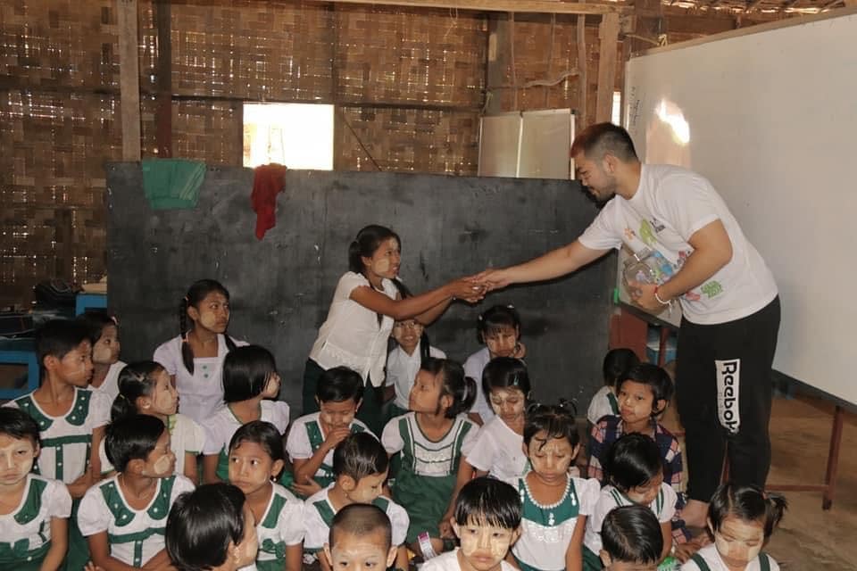 子供たちと触れ合う渡慶次(本人提供)