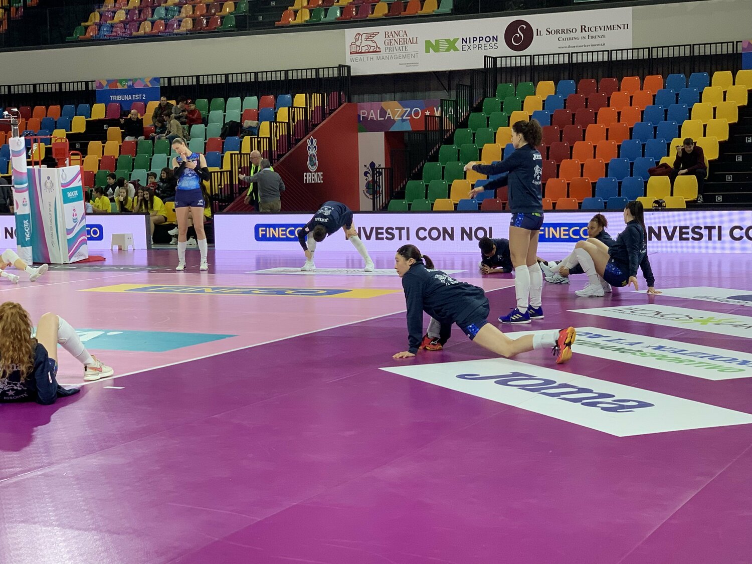 ウォーミングアップの様子　©︎Noriko Yonemushi