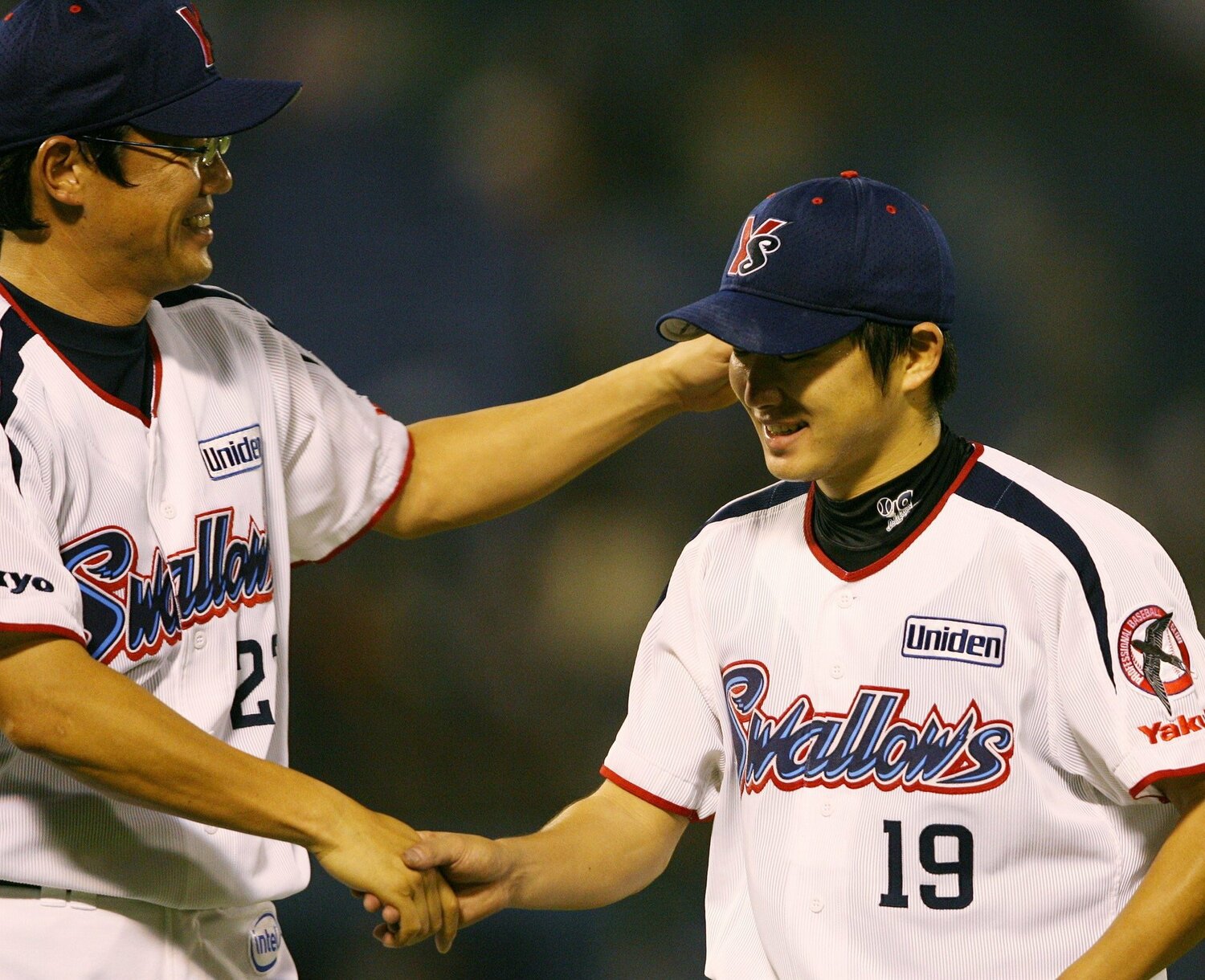 2007年、巨人を完封し当時の古田監督の出迎えを受ける石川 ©JIJI PRESS