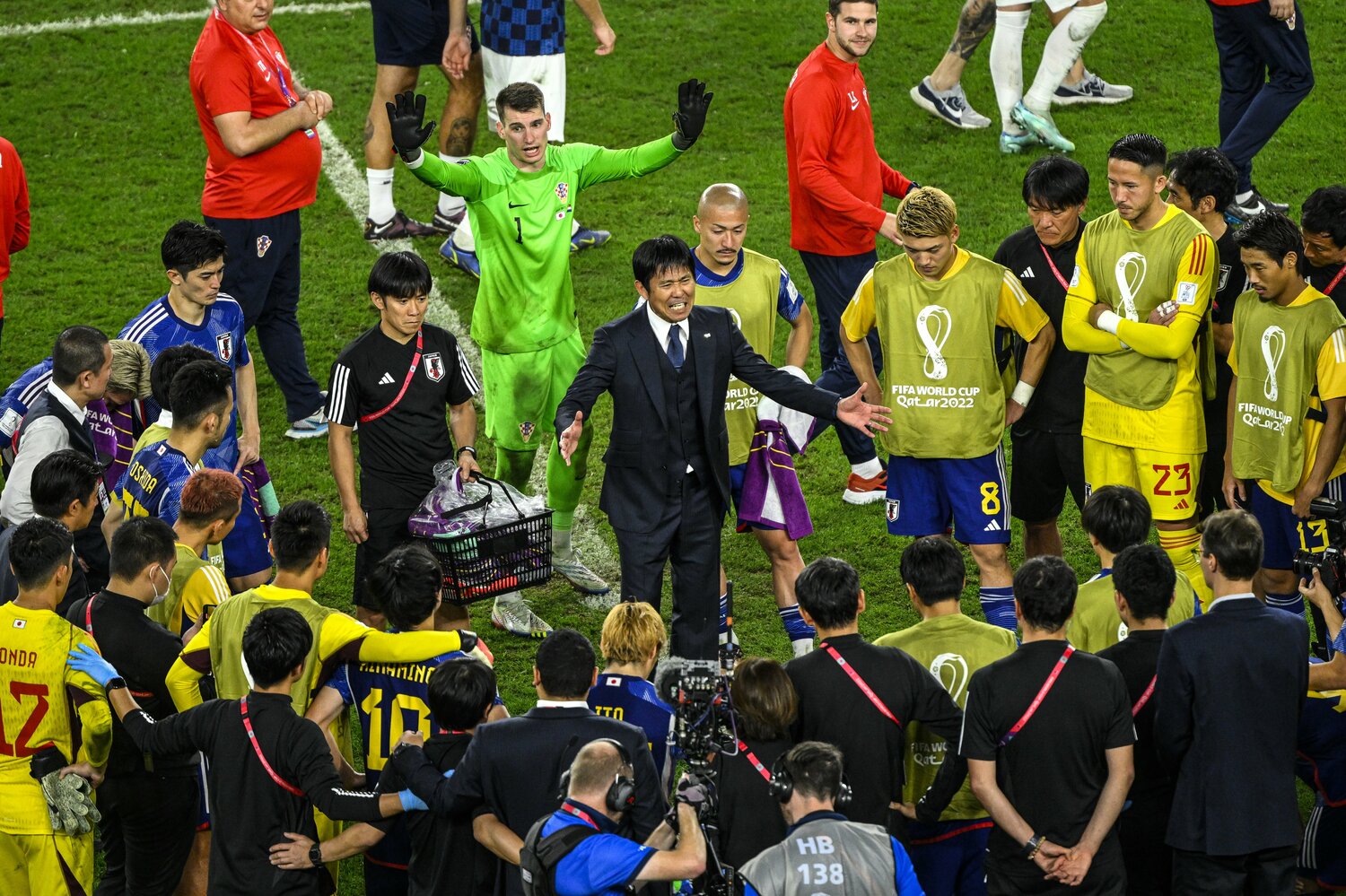 PK戦の後、立ち止まって、敗れた日本代表を称えたGKリバコビッチ　©Takuya Sugiyama／JMPA