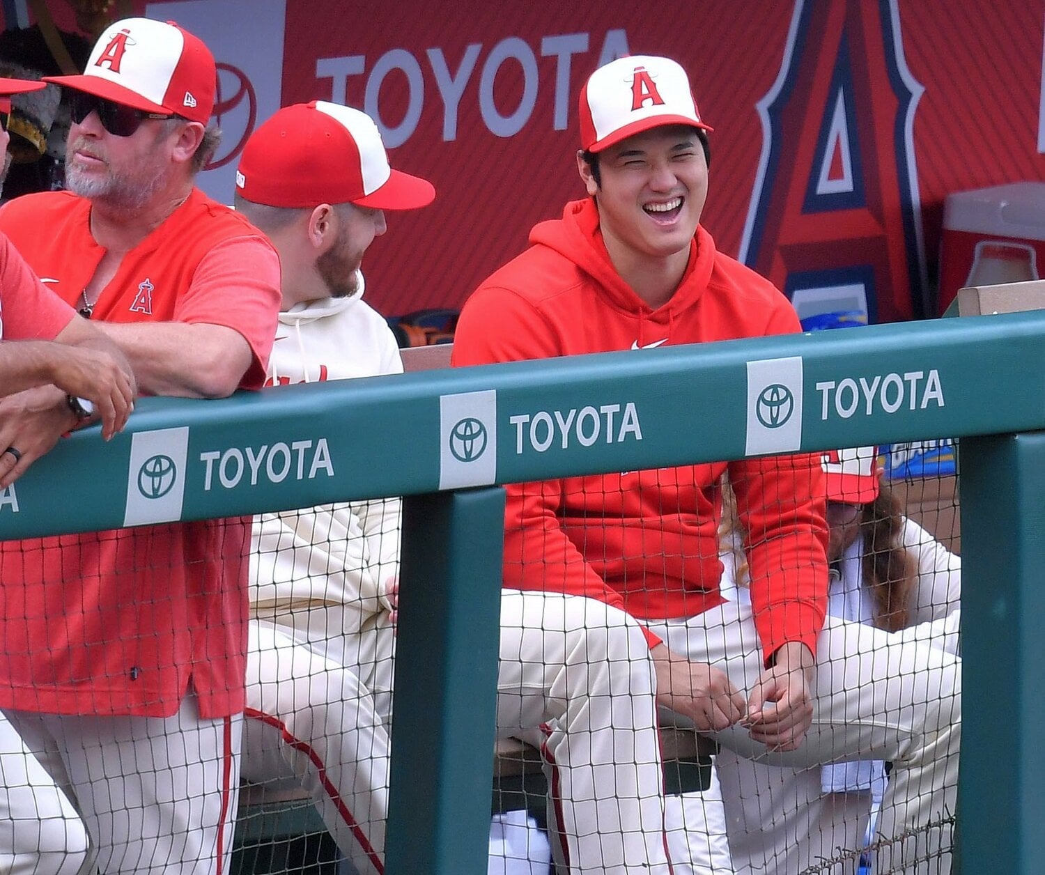 ベンチでチームメートと談笑する大谷　©JIJI PRESS