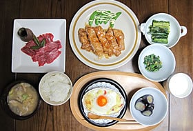 ＜晩＞　チキンソテー、馬刺、グラタン、ほうれん草の胡麻和え、ナスの煮浸し、野沢菜、ごはん、豚汁、牛乳。「練習で5000～6000キロカロリーは消費するので、量をたくさん食べないと痩せてしまう。サッカー時代より食事には気をつけるようになりました」