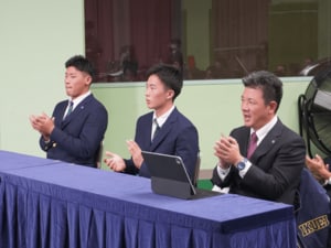 「泣いてるの?」楽天2位指名ピッチャーが恩師に電話、“悔し涙”も…仙台育英、ドラフト“緊迫の現場”で見た「西武3位指名、須江監督がホッとした瞬間」