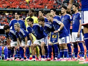 サッカー北中米W杯の初戦で強豪・オランダと引き分けた日本代表チーム