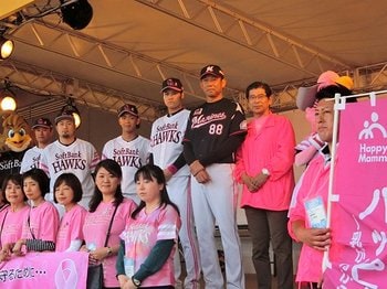ホークスと「タカガールデー」の心。10月こそ球場をピンクに染めよう。＜Number Web＞ photograph by Kotaro Tajiri