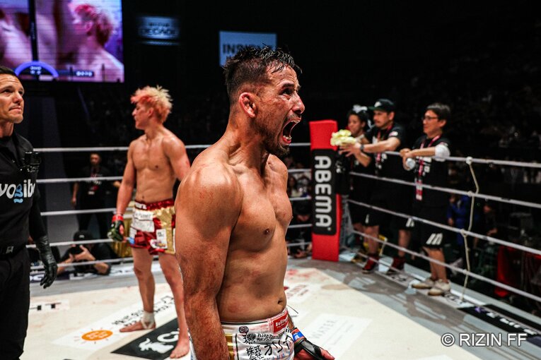 RIZINフェザー級王者に返り咲き、クレベル・コイケは歓喜の雄叫びをあげた　©RIZIN FF