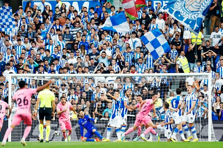 「KUBOコール」や「武房、シャツくれませんか」日本語メッセージの少年、猛プレスに感謝のハグ…“久保建英リーガ100戦目の進化”を撮った(19)