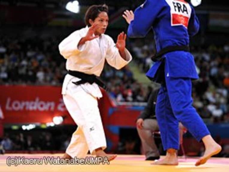 日本柔道界唯一の金メダリスト、松本は谷の大学の後輩で練習をともにした仲。「いつか金を獲ると思っていた」。