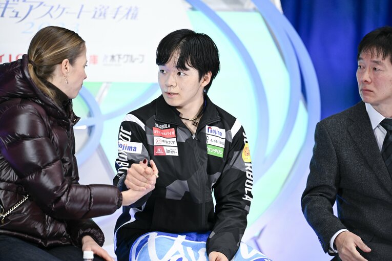 全日本選手権、フリーの演技後の得点が出て、コストナーコーチとがっちり握手した鍵山　©︎Asami Enomoto