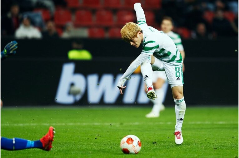 古橋亨梧のスパイクに「日の丸とKyogo」 セルティックでの絶好調ぶりを撮って体感した“スピードと日本代表での期待”(19)