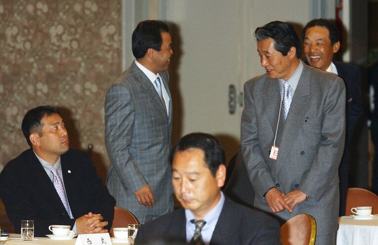 2003年11月のドラフト会議で。翌年から中日監督を務める落合博満と談笑する岡田彰布　©JIJI PRESS