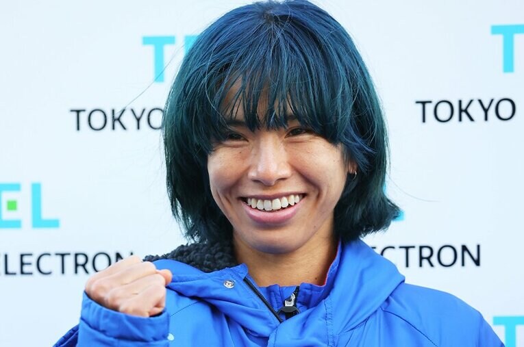 11月末のクイーンズ駅伝。新しいシューズで力走した新谷仁美。髪の毛はブルーに染められていた ／ photograph by AFLO