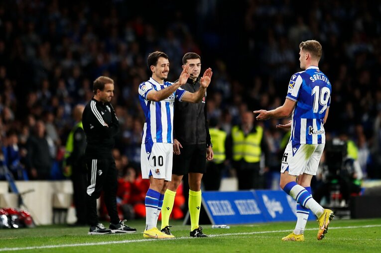 「TAKE 14」ユニ少年の期待に応えて…前髪イメチェン久保建英のW杯後ソシエダ初戦「ゴールへの気迫＋守備」を撮った〈写真多数〉(36)