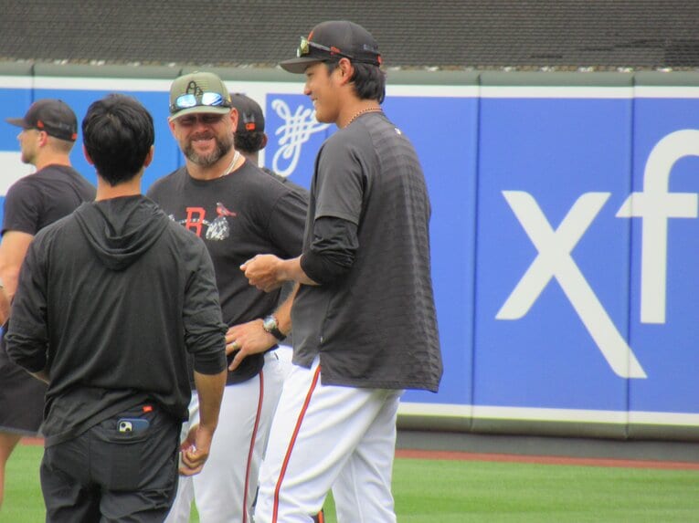 ホルト投手コーチと話す藤浪 ©Shoko Mizutsugi