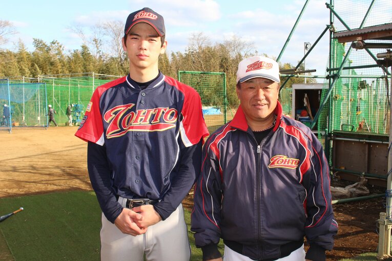 多くの野球少年たちを見てきた京葉ボーイズ関口監督（右）も光永の才能に期待する　©︎Yu Takagi