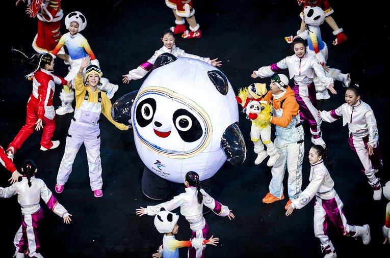 開会式に登場した公式マスコットのビンドゥンドゥン ／ photograph by ANP/JIJI PRESS