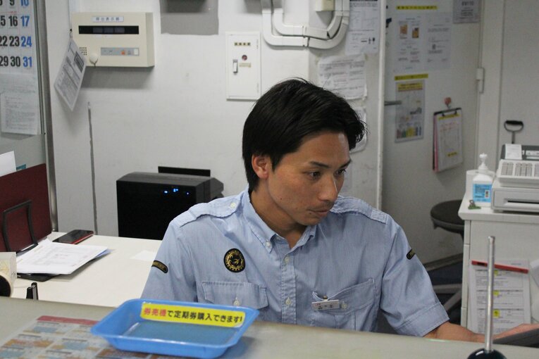 香椎駅のみどりの窓口で業務中の鈴木さん　©Katsuharu Uchida