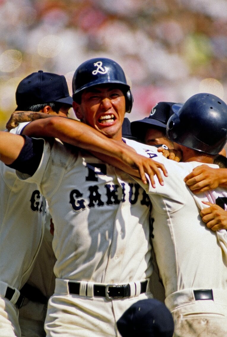 1985年夏の甲子園決勝で宇部商にサヨナラ勝ちで優勝し喜ぶPL学園・清原和博 ©︎Katsuro Okazawa/AFLO