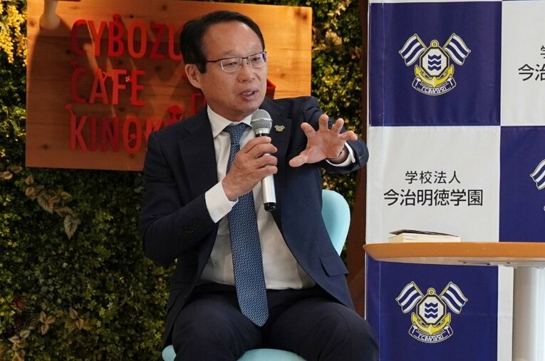 FC今治会長を務める岡田武史の肩書きに「FC今治高校学園長」があらたに加わった ／ photograph by 学校法人今治明徳学園