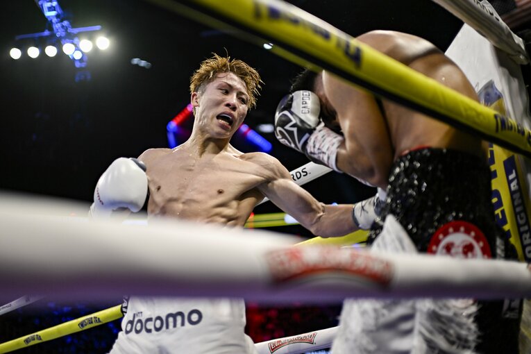 猛烈な連打で挑戦者ラモン・カルデナスを追い詰める井上尚弥　©Hiroaki Yamaguchi