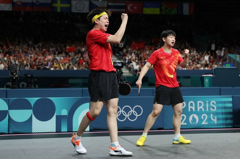 大声援を背に混合ダブルスで金メダルを獲得した王楚欽と孫穎莎　©Getty Images