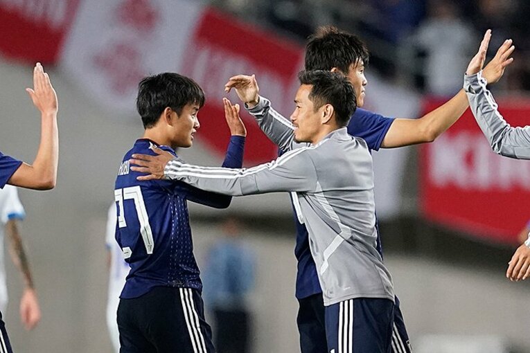 日本代表でプレーする久保と長友。5年ほど前のトレーニングで永里は衝撃を受けたという©Getty Images