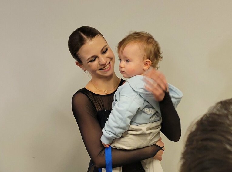 1歳の息子を笑顔で抱きしめながら取材に応じたイグナトワ（旧姓トゥルソワ）【スワイプするとそのほかの写真もご覧になれます】©Takaomi Matsubara