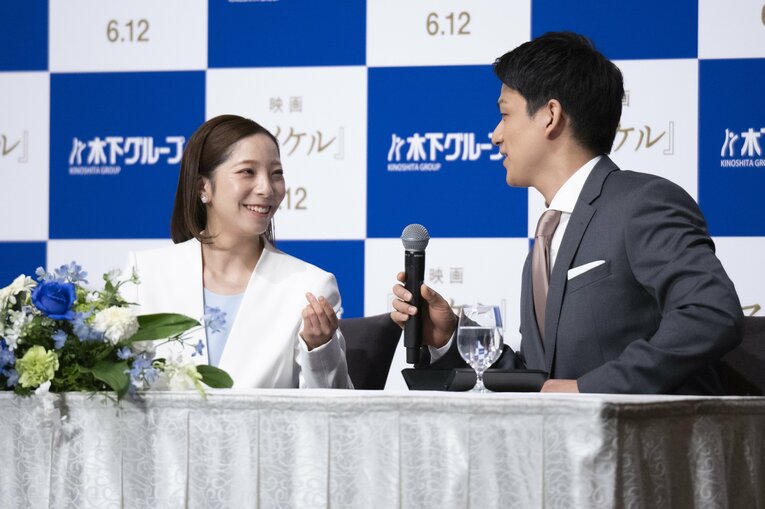 引退会見では、笑顔で言葉を交わす場面が何度もあった　©Asami Enomoto