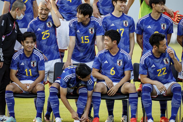 集合写真撮影時、談笑する日本代表の選手たち　©Kiichi Matsumoto/JMPA