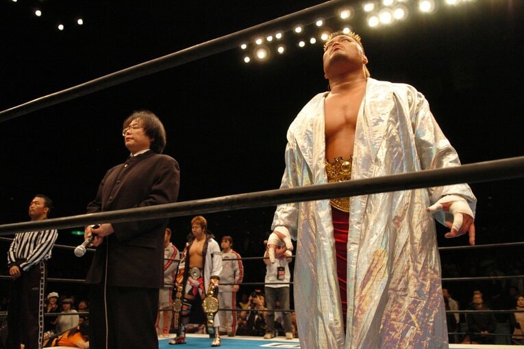 新日本プロレスの天山広吉はIWGPヘビー王者として全日本プロレスの三冠ヘビー級王者・小島聡と対戦した。2005年2月20日、両国国技館　©Essei Hara
