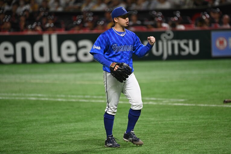 日本シリーズ第3戦、ガッツポーズの東克樹　©Nanae Suzuki