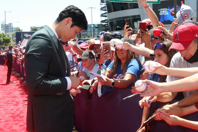ファンのサインに応じる大谷　©Getty Images