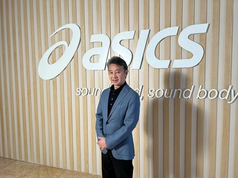 プロのテニス選手を目指してアメリカに留学した富永COO。現在も週に1～2回程度プレーするという  ©︎ASICS