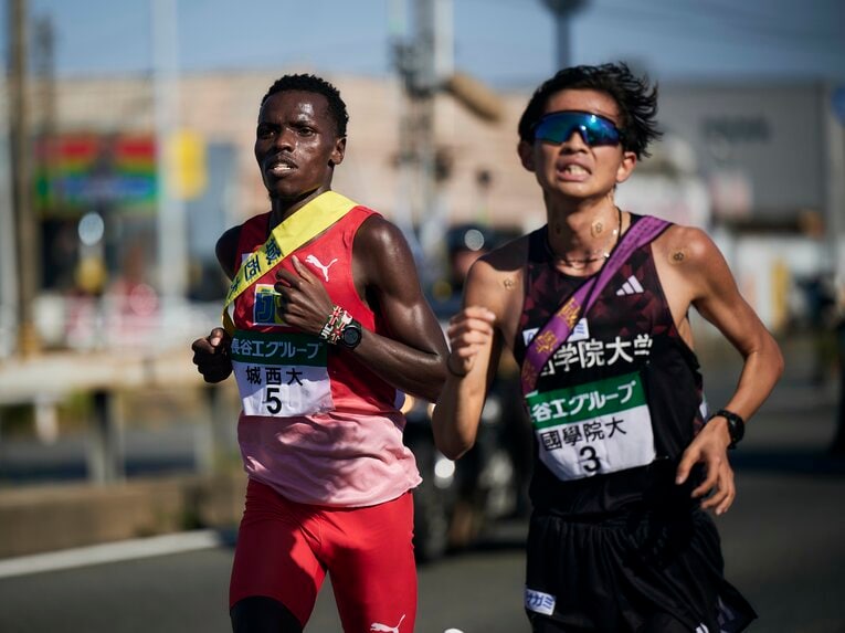 城西大のヴィクター・キムタイ（左）は全日本3区で、前頭八枚目に選出した実力者・国学院大の辻原輝（右）を含む5人抜きの激走を披露　©Yuki Suenaga