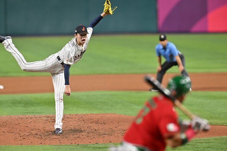 準決勝・メキシコ戦で力投する佐々木　©︎Naoya Sanuki 