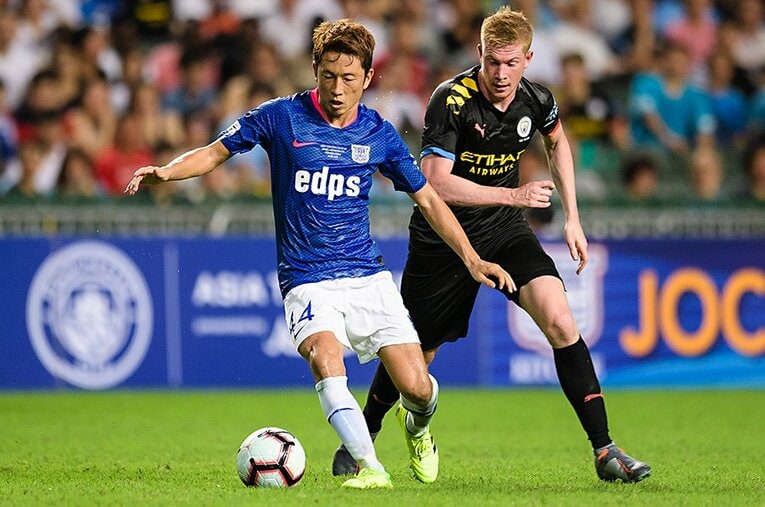 香港のクラブに所属したことでデブライネとのマッチアップも味わった。中村祐人にとって、こんなにも貴重な経験はない。 ／ photograph by Getty Images