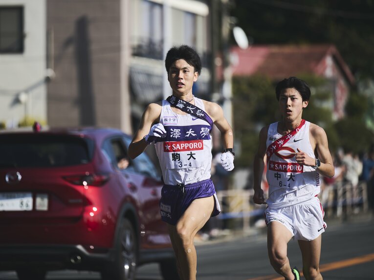 2023年の第99回箱根駅伝4区を走る鈴木芽吹（駒大）　©Yuki Suenaga