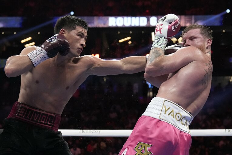 サウル・アルバレス（右）にパンチを浴びせるドミトリー・ビボル　©︎AP/AFLO