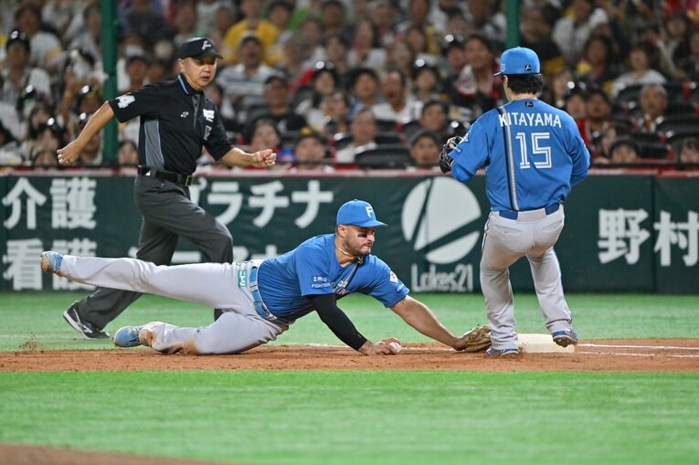 ［第4戦］ホークス中村晃が一ゴロで不運な悶絶の一部始終　©Hideki Sugiyama