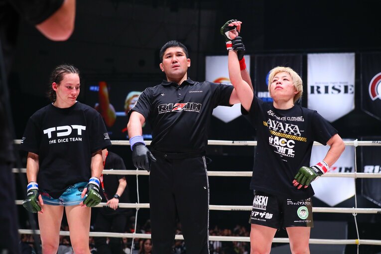 『Invicta FC 』時代のリベンジに燃えるフレイを寄せ付けず、浜崎が完勝　©RIZIN FF