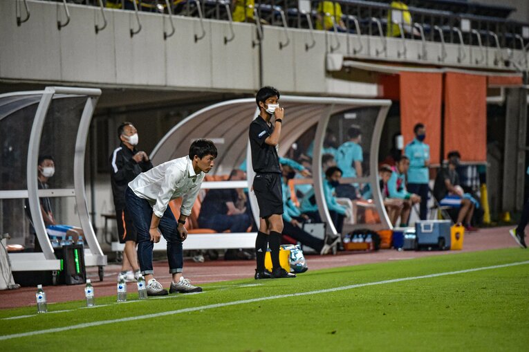 清水に惜敗した天皇杯で指揮をとる小谷野監督。Jクラブ撃破を目標に掲げているだけに、表情は真剣そのものだ