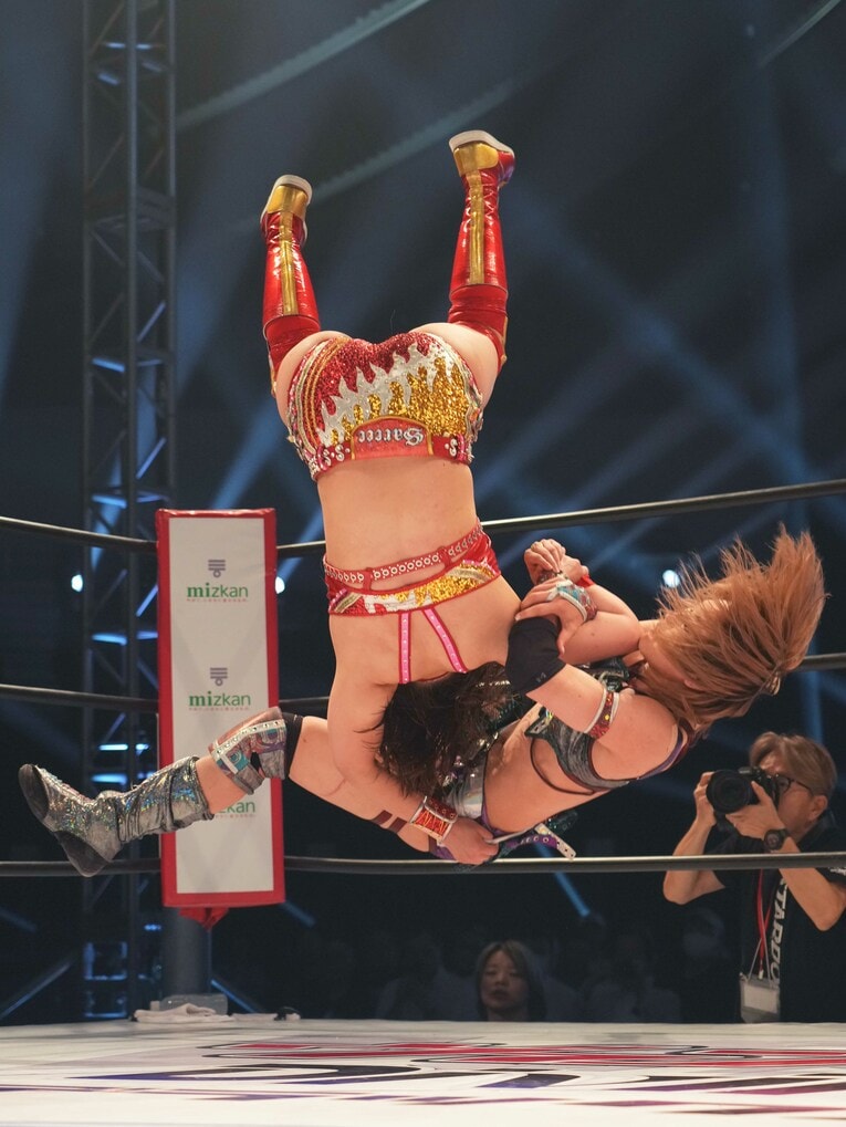 アームロックをかけたままSareeeを投げる朱里　©Essei Hara