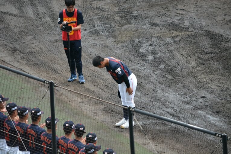 観客席にお辞儀をする末吉良丞　©Takarin Matsunaga