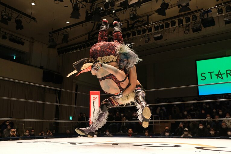 ジュリア（奥）と刀羅ナツコ