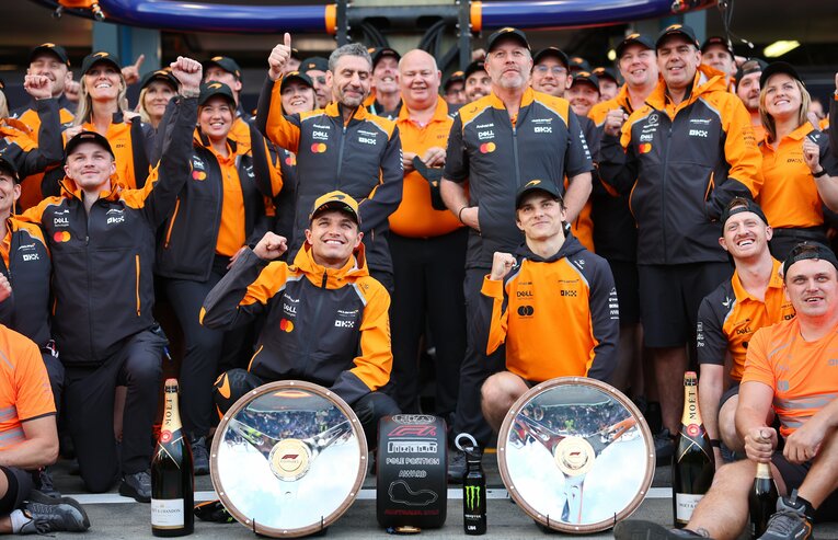 チームとともに勝利を祝うノリス（中央左）とピアストリ（中央右）。この和やかさはいつまで続くだろうか　©McLaren Racing