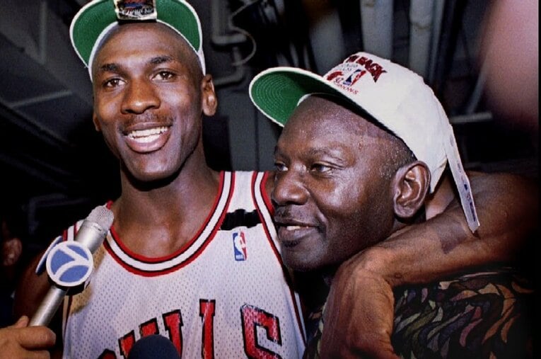 2月17日に60歳となったマイケル・ジョーダン。父ジェームズ（右）を襲った悲劇からもう30年が経過しようとしている（写真は1992年） ／ photograph by Reuters/AFLO